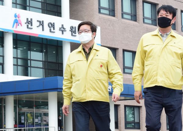 염태영 시장이 해외입국자 임시생활시설(선거관리위원회 선거연수원)을 점검하고 있다.