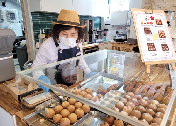 수봉별마루 도너츠 매장에서 근무하고 계신 어르신(인천시 제공)