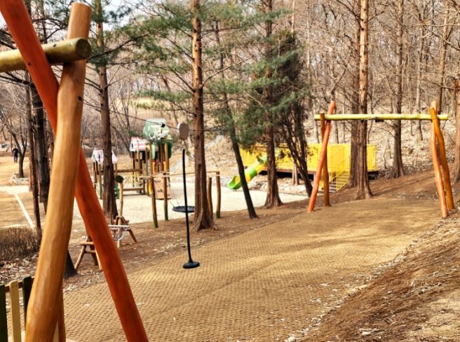 도당공원에 새로 조성된 숲 놀이터에는 모험심을 기를 수 있는 기구가 가득하다.