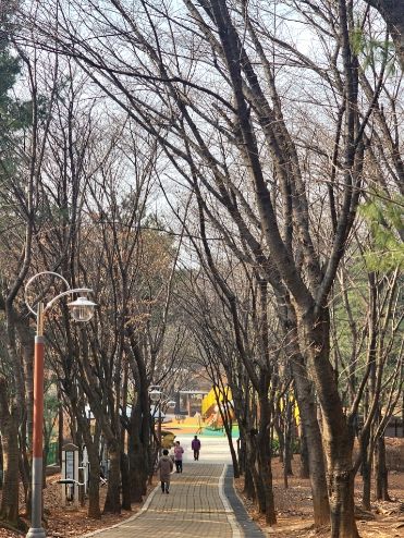 어린이놀이터가 정비된 고리울가로공원에서 시민들이 산책을 즐기고 있다