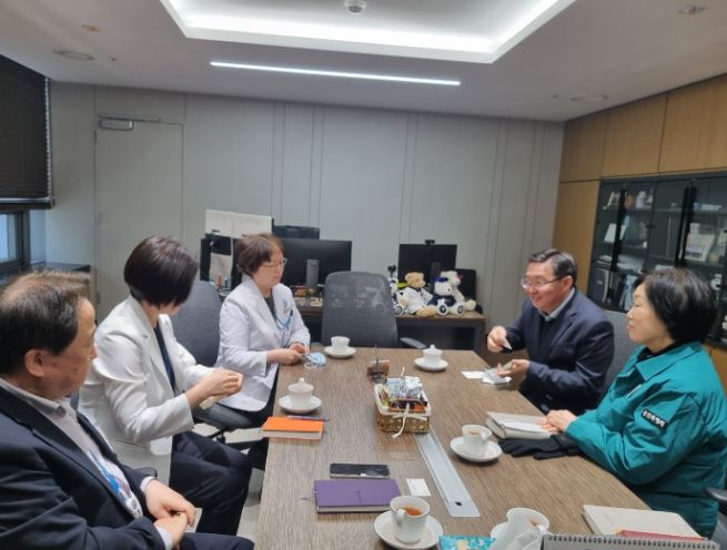 류광열 용인특례시 제1부시장이 26일 용인세브란스병원 관계자들의 목소리를 경청하고, 향후 대책을 논의했다