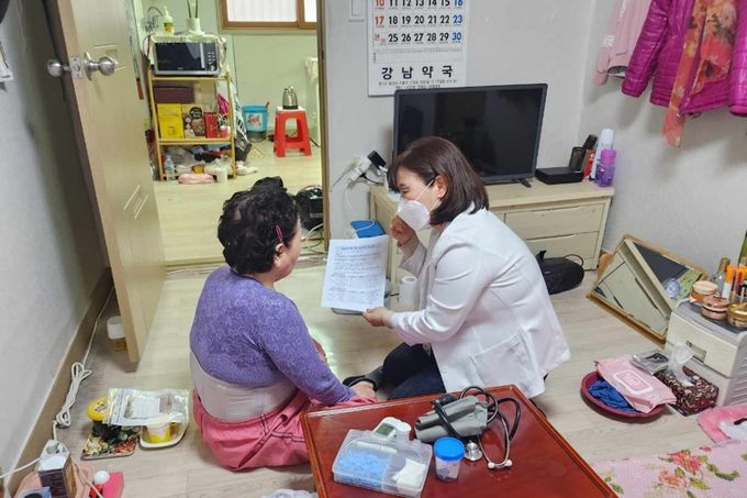 의료취약계층을 방문해 건강관리를 하고 있는 용인특례시의 방문간호사의 모습