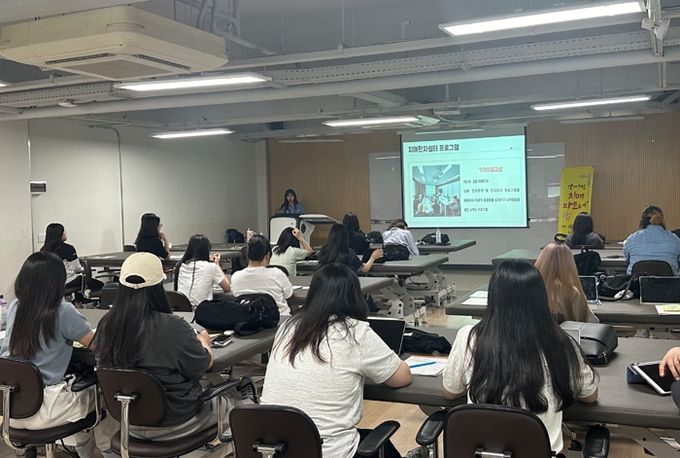 수원여대 학생들이 치매파트너 교육을 듣고 있다.