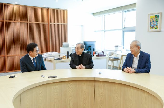 좌측부터 김동연 지사, 함세웅 신부, 이석태 이사