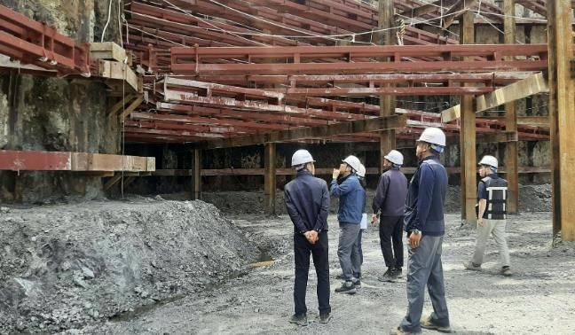 성남시 관계자들이 한 대형 건축공사장에 대한 안전점검을 실시하고 있다