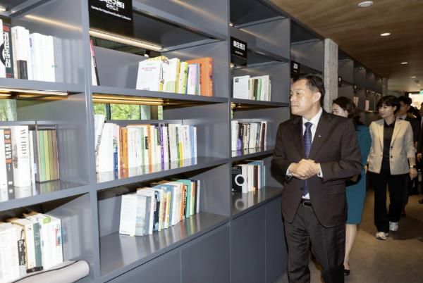 이재준 수원시장이 수원 지관서가의 서가를 둘러보고 있다.