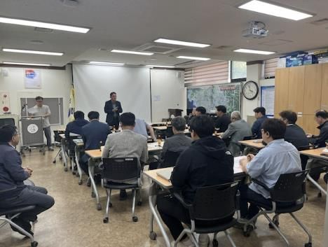 화성특례시가 29일 화성시 맑은물사업소에서 상수도 대행업체 15개사를 대상으로 안전교육을 실시하고 있다.