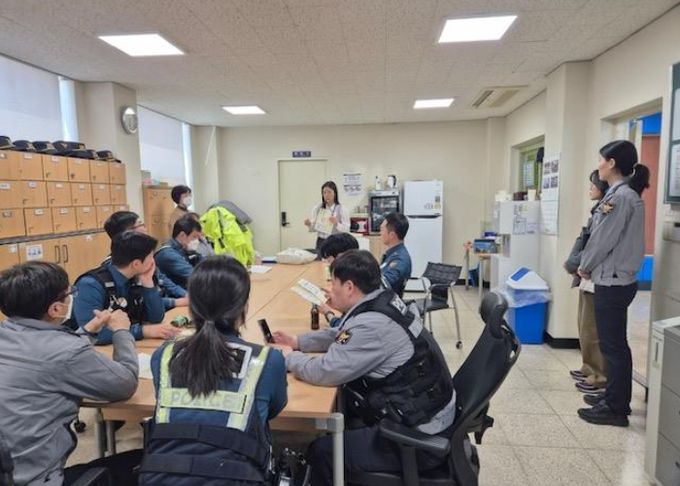 바로희망팀이 지구대에서 바로홍보팀 홍보를 하고 있다