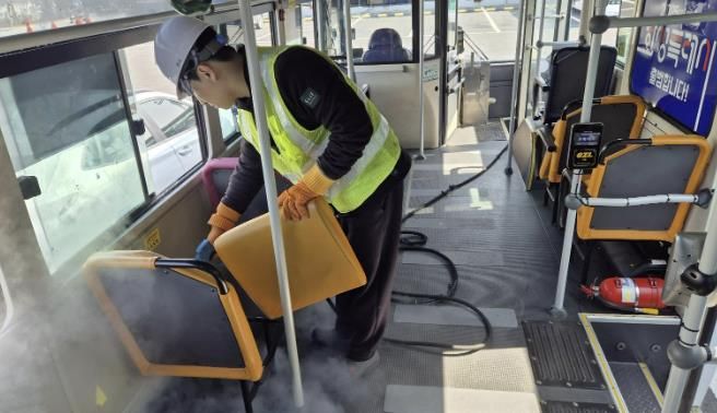 고온스팀청소를 위해 전문청소업체가 해체 및 소독 작업을 진행하고 있다. (화성도시공사 제공)
