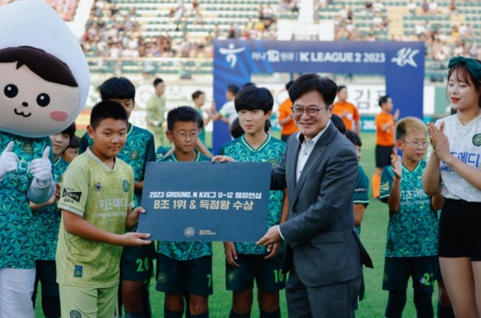 김병수 김포시장이 ‘2023 GROUND.N K리그 챔피언십’에서 득점왕으로 뽑힌 곽승우 선수와 기념사진을 촬영하고 있다