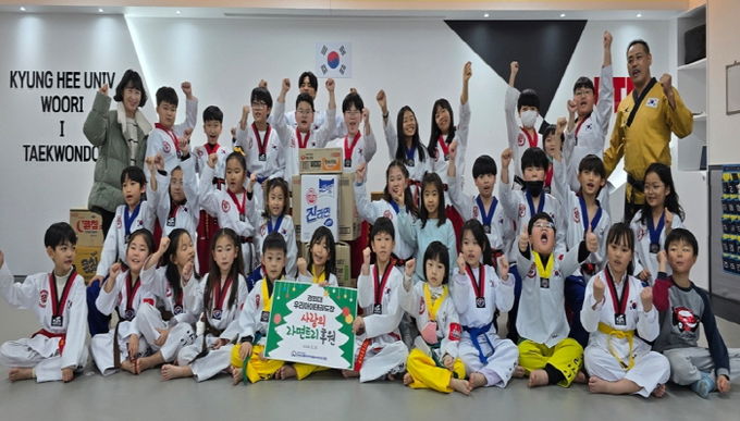 안성시동부무한돌봄네트워크팀, 경희대 우리아이태권도장과 함께 사랑의 라면 트리 나눔 진행