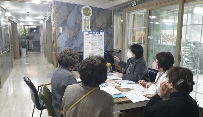 팔달구보건소 관계자가 감염취약시설 종사자들을 대상으로 감염병 교육을 하고 있다