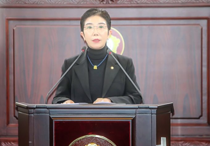 화성특례시의회 조오순 의원이 제239회 임시회 중 제2차 본회의에서 시정질문을 하고 있다.