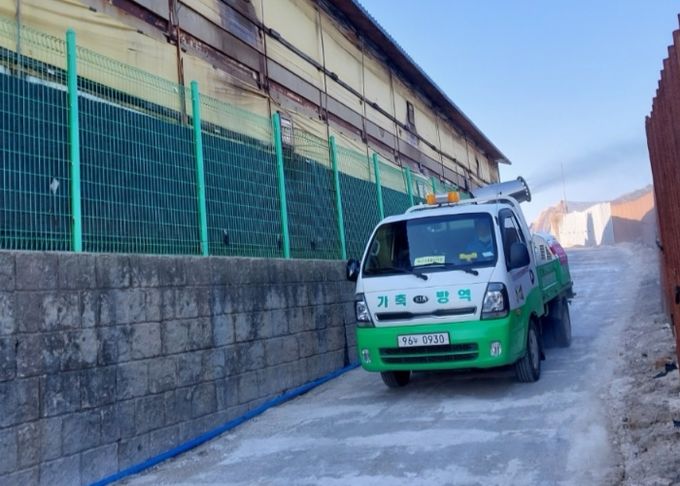 가축방역차량을 이용한 소독 사진