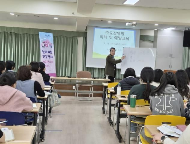 이성희 영통구보건소 관리의사가 육아 건강강좌를 진행하고 있다