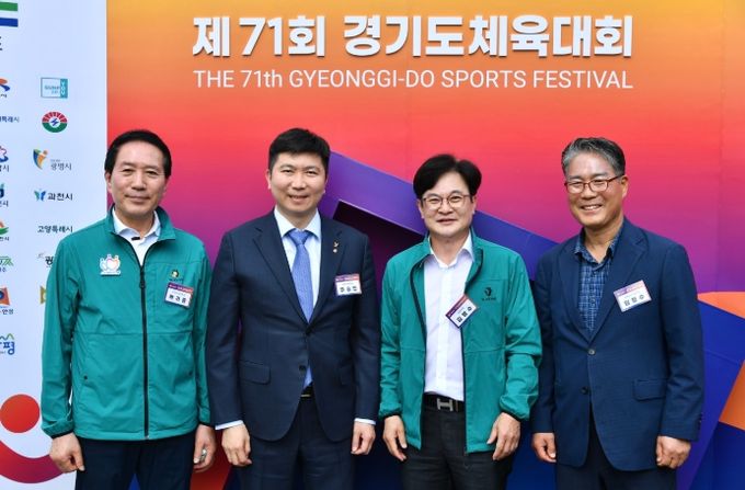김병수 김포시장이 지난 15일 경기도체육대회에 참석해 선수들을 응원하고 있다.