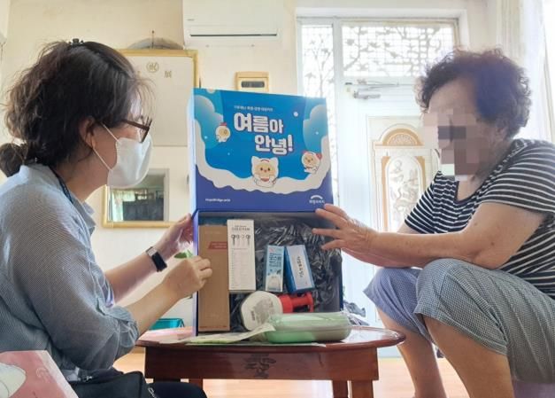 안성시보건소, 건강취약계층에 폭염·감염병 대응키트 전달