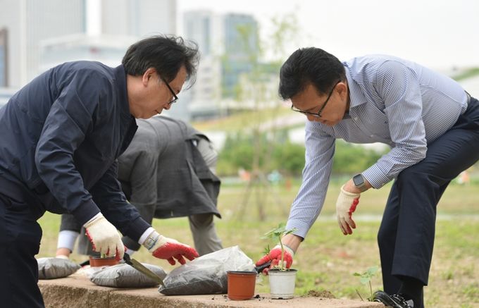 연수구, 제2청사 옆 녹색 자연 쉼터 ‘연못가 벤치’ 조성