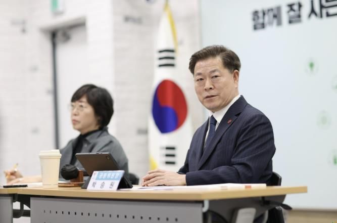 박승원 광명시장이 지난해 4월 시청 중회의실에서 열린 광명시 지속가능발전위원회 정기회의에 참석해 발언하고 있다.