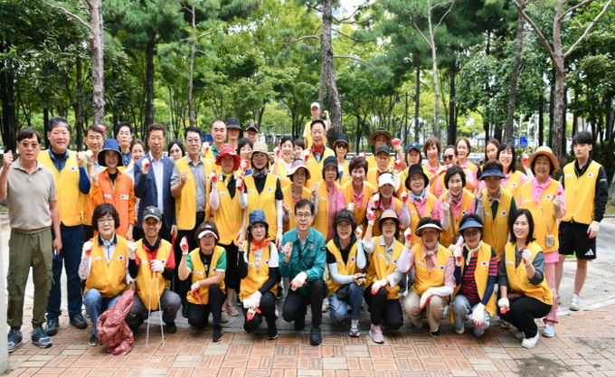 잡초로 몸살앓는 수원시 영통구, 자원봉사로 해결 나선다