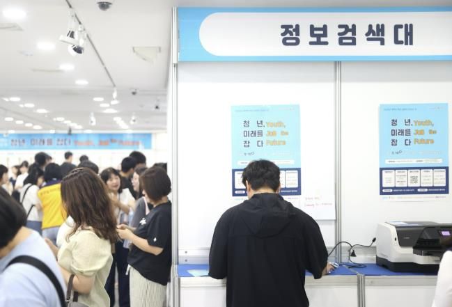 지난 10일 시민회관 전시실에서 ‘청년 일자리 만남의 장’이 진행되고 있다.