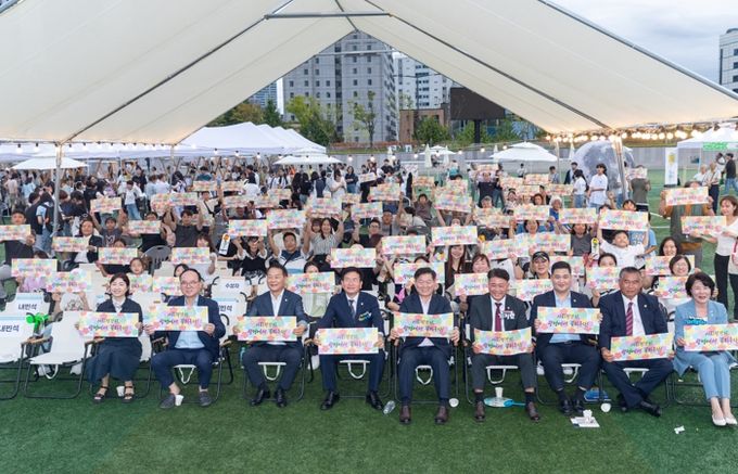 지난 13일 광명시민운동장에서 열린 ‘제11회 광명시 사회적경제 페스티벌’ 참석자들이 기념사진을 촬영하고 있다.