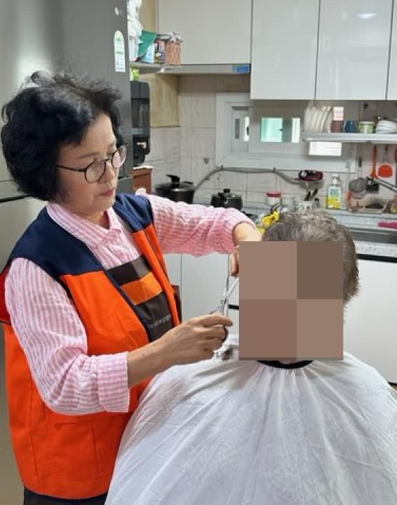 수원시 영통구 망포2동 지역사회보장협의체, 따뜻한 손길로 진행된 이미용 봉사