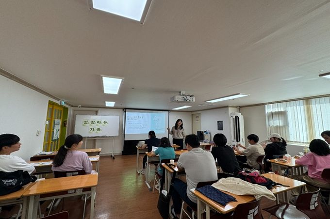 다문화 및 외국인 가족들이 성평등교육을 수강중이다.