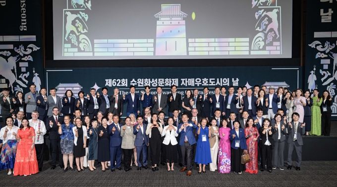 이재준 시장(앞줄 가운데)과 8개 국제자매도시 대표단이 기념촬영을 하고 있다.