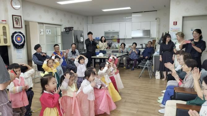 수원시 영통구 광교2동 지역사회보장협의체 25년 추석맞이 자매결연 20단지 경로당 방문, 따뜻한 나눔 및 어린이 노래 행사 개최