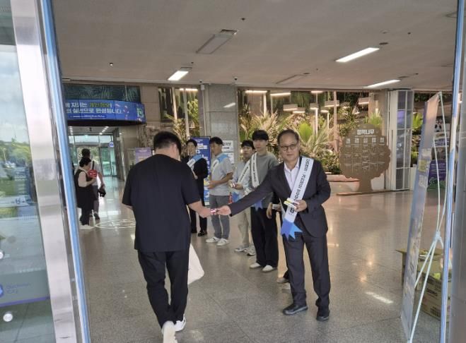 오동택 부천시 행정안전국장과 부천시 직원들이 시청 로비에서 개인정보보호 생활화 캠페인을 하고 있다.