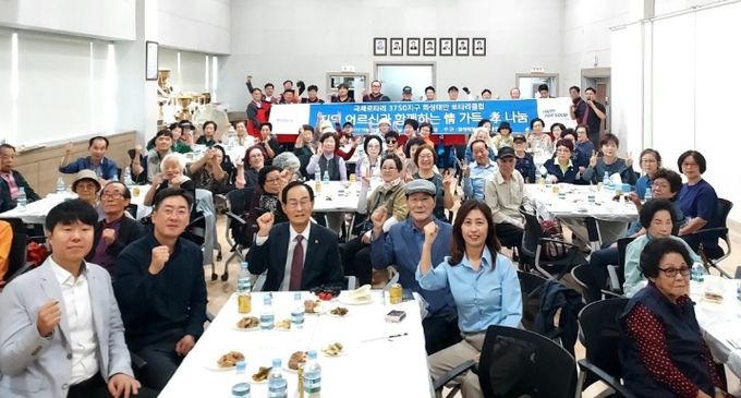 1일 경로의달 기념 화성특례시 동탄3동이 정가득효나눔 행사 참석자들이 기념촬영을 하고 있다