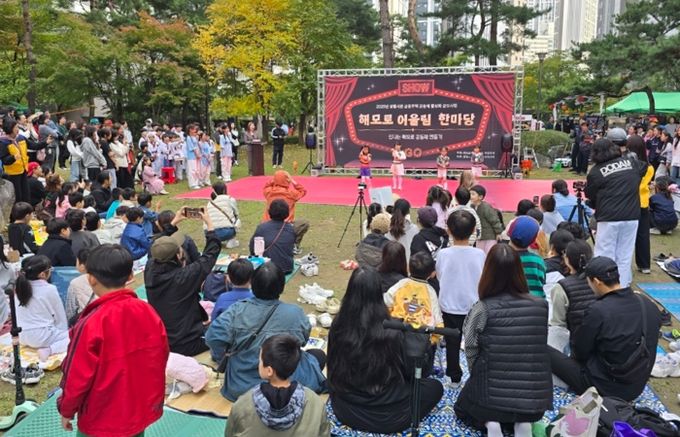 지난 25일 '생활사촌' 공동주택 공동체 활성화 사업에 참여 중인 해모로이연아파트 단지에서 주민이 직접 기획하고 운영한 프로그램이 진행되고 있다.