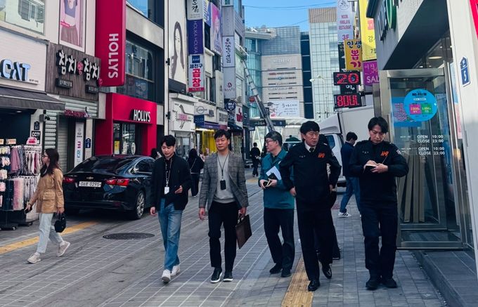 수원역 로데오거리에서 안전점검을 하고 있다.