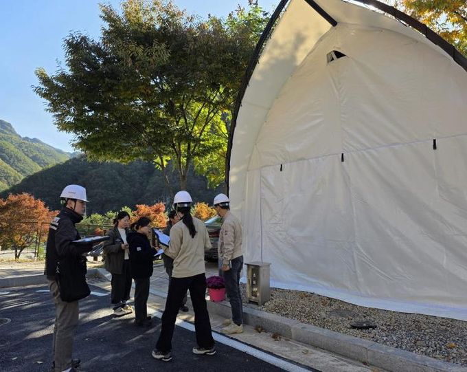 수원시 관계자들이 청량산 수원캠핑장에서 위험성 평가를 하고 있다.