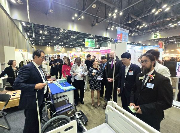 경상원 김민철 원장이 미국 조지아 경제사절단 등과 함께 '소공인 박람회' 참가사의 제품 설명을 듣고 있다.