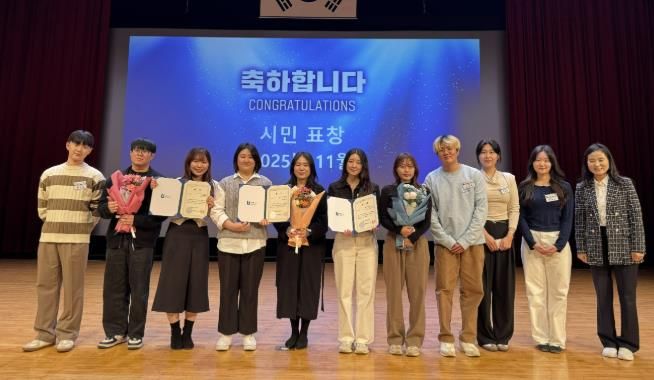 혁신나래연구단 우수과제 수상 팀이 수상 후, 기념사진을 촬영하고 있다.