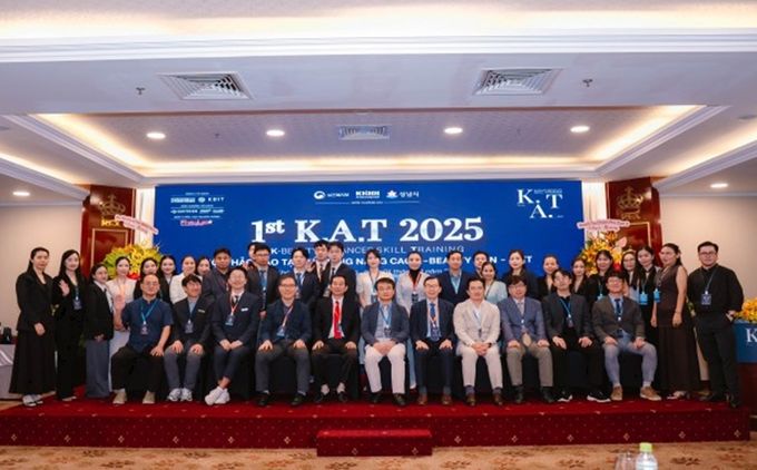 (맨 앞줄 배석 좌석 좌측부터) 리본의원 김병선 원장, 리메이드의원 이정훈 원장, KBIT 노현택 대표, 성남산업진흥원 김홍철 센터장, 르반틴 병원 쩐 반 칸 병원장, 파스칼의원 강경진 원장, 한국스마트의료기기산업진흥재단 허 영 부이사장, 분당서울대병원 허찬영 성형외과장, 순천향대 부천병원 박은수 성형외과장, 분당서울대병원 김종호 교수, 분당서울대병원 김백규 교수