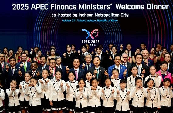 유정복 인천광역시장이 10월 21일 연수구 트라이보울에서 열린 'APEC 재무장관회의 만찬 공연'을 마친 뒤 기념촬영을 하고 있다