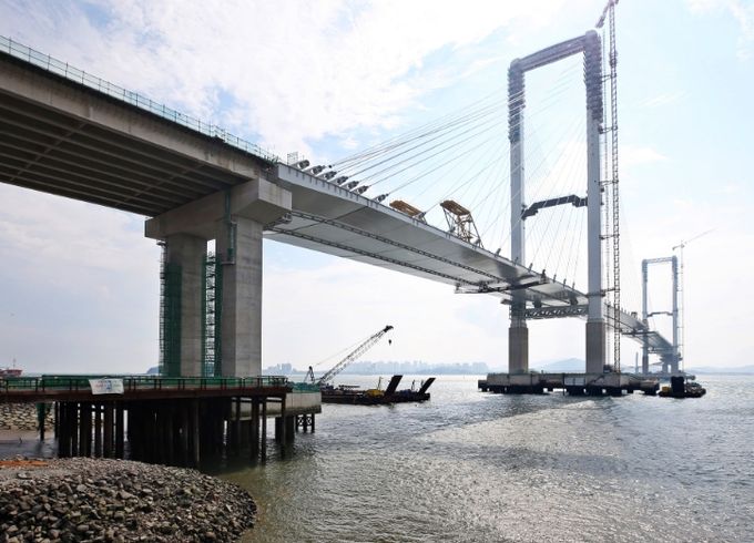 제3연륙교 시공 현장(제3연륙교는 세계 최고 높이인 184.2m 주탑 전망대와 수변데크길, 자전거도로, 야간경관 등을 갖춘 체험·관광형 교량으로 세워진다. 9월 12일 마지막 상판 설치 작업이 완료됐으며, 현재 공정률은 약 94% 이다.)