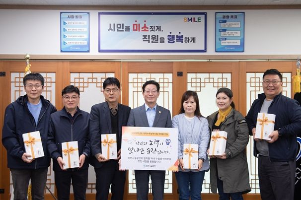 인천시설공단은 11일, 2026학년도 대학수학능력시험을 앞둔 임직원 자녀들에게 격려품을 전달했다.