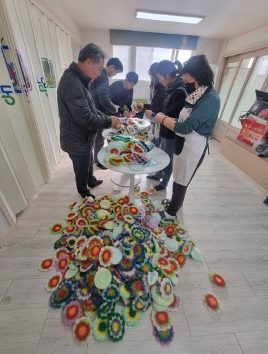 남동구, 북한이탈주민 재능 나눔 제작 손뜨개 수세미 전달