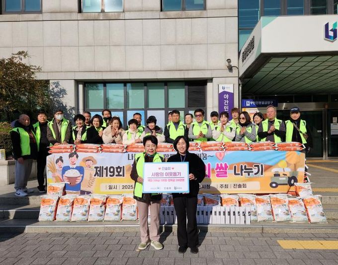 진솔회 김보영 회장(왼쪽)과 정미연 부천시 복지정책과장(오른쪽), 진솔회 회원들이 전달식 기념사진을 찍고 있다.