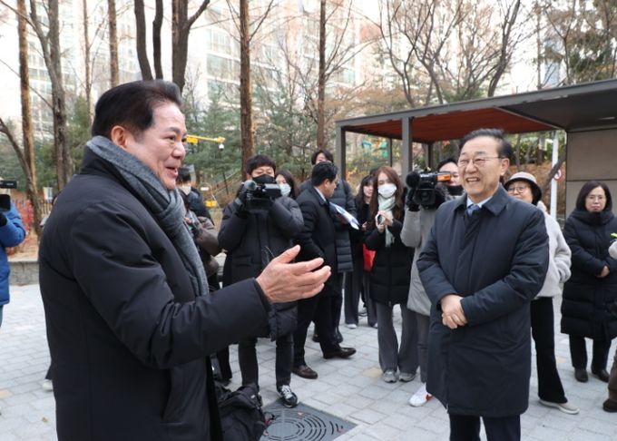 최대호 안양시장(왼쪽)과 김윤덕 국토부장관(오른쪽)이 3일 오전 10시 선도지구를 둘러보며 이야기를 나누고 있다