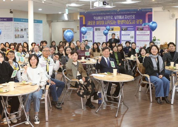 박승원 광명시장이 지난 3일 평생학습원에서 열린 '리(Re):본 광명시대 프로젝트' 성과공유회에 참석해 광명자치대학교 졸업생으로 구성된 5개 실천단과 기념사진을 촬영하고 있다.