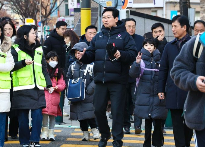 9일 오전 대지초에서 이상일 시장이 통학로를 점검하고 있다