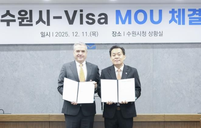 이재준 수원시장(오른쪽)과 패트릭 스토리 비자 코리아 사장이 협약 체결 후 함께하고 있다.