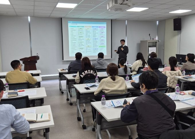 12월 11일, 한국지역정보개발원 전문 강사가 세외수입(일반회계) 부과 담당자 및 팀장을 대상으로 2025년 세외수입 추가 실무교육을 실시하고 있다.