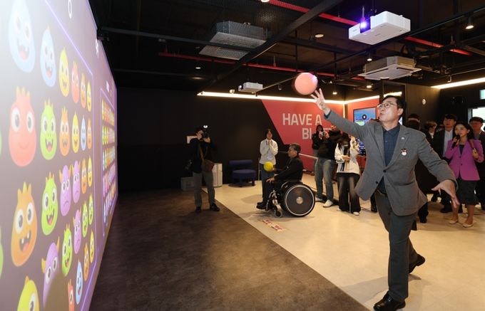 정명근 화성특례시장이 AR 스포츠 체험시설을 시연하고 있다.