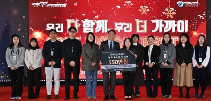 유정복 인천광역시장이 22일 시청 중앙홀에서 열린 '2025 직원송년 FESTA'에서 표창장을 수여하고 있다.